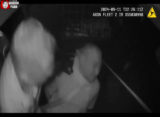 Video :A police officer was fired after beating a guy in handcuffs